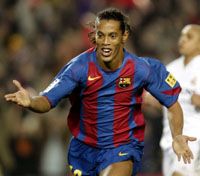 A remekül irányító Ronaldinho szerezte a Barcelona harmadik gólját a szuperrangadón