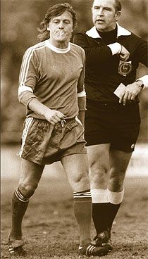 A renitens játékosok is tisztelték a pályán. Palotai Károly a ferencvárosi Ebedli Zoltánnak készül piros lapot adni Németh Ferenc 1980-as, díjnyertes fotóján