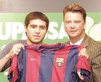 Louis van Gaal (jobbra) Rivaldo távozása után Juan Román Riquelme (balra) kezébe adta a karmesteri pálcát a Barcelonánál