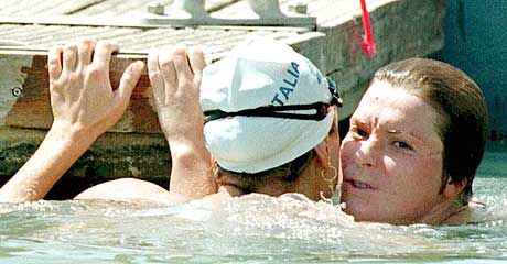1997, Sevilla: az olasz Casprini (balra) a 25 km-es futam Eb-gyôztesének gratulál ? Kovács Ritának?