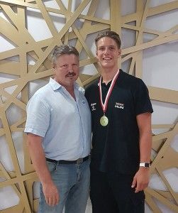 Apa és fia a máltai repülőtéren, utóbbi nyakában az U17-es vízilabda Európa-bajnoki bronzérem
