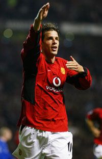 Ruud van Nistelrooy tizenegyesbôl szerezte meg a Manchester United második gólját (Fotó: Reuters/Ian Hodgson)