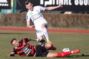 Az egyaránt U21-es válogatott Schön Szabolcs (fehérben) és Zsóri Dániel ezúttal egymás ellenfeleként küzdöttek Forrás: MTK Budapest