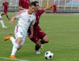 Német Krisztián (fehérben) az elitkörben a portugáloknak lőtt góljával juttatat ki az U19-es együttest az Eb-re Forrás: mlsz.hu