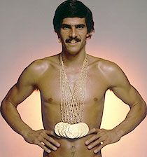 Egy mindmáig utolérhetetlen rekord: az amerikai úszózseni, Mark Spitz hét aranyéremmel a nyakában pózolhatott a fotósoknak az 1972-es müncheni olimpián