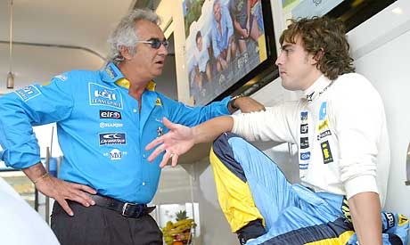 Flavio Briatore (balra) azt mondja, nem vett részt Fernando Alonso és a McLaren tárgyalássorozatában