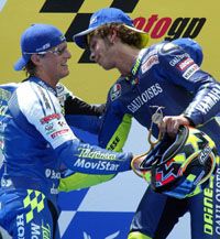 Valentino Rossi (jobbra) kémnek nevezte legnagyobb ellenfelét, Sete Gibernaut, aki a múlt hét végi, katari viadal óta a legnagyobb ellenfele, és megkaparinthatja az orra elôl a világbajnoki címet