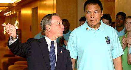 Muhammad Ali (jobbra) és Michael Bloomberg New York-i polgármester