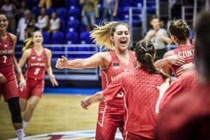 A női U20-as válogatott tagjainak öröme a tavalyi, soproni Eb-ötödik hely megszerzésének pillanatában Forrás: FIBA