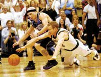 A sacramentói Mike Bibby (balra) és a minnesotai Fred Hoiberg labdáért folytatott küzdelme jól tükrözi a Wolves és a Kings közti hétmeccses párharc hevességét, keménységét