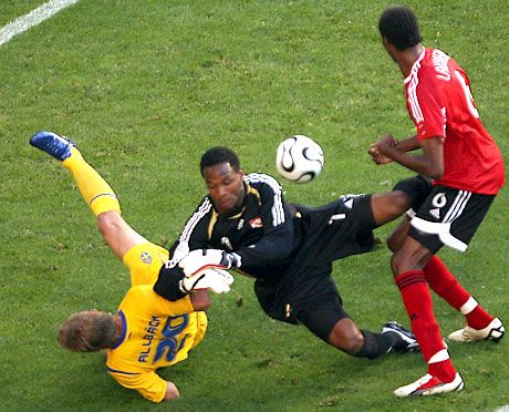 Shaka Hislop, Shaka Hislop és harmadszor is Shaka Hislop: a trinidadi kapus nemcsak Marcus Allbäck próbálkozását, hanem valamennyi svéd lövést hárította