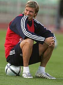 David Beckham pontosan tudja, hogy neki akkor is mutatnia kell valamit, amikor éppen a labdára ülve szusszan egyet edzés közben (Fotó: M. Németh Péter)
