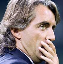 Roberto Mancini foghatja a fejét