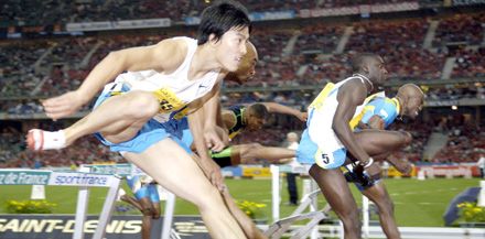 Ladji Doucouré élete legjobb futásával gyôzte le Allen Johnsont (jobbra) és Liu Hsziangot (balra) a párizsi Golden League-viadalon