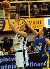 Ambrus Erzsébet vezére volt a döntô elsô meccsén remeklô Pécsnek (Fotó: Laufer László)