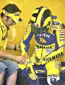 Valentino Rossinak most még a keszty?húzásban is segíteni kell