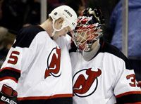 Colin White köszönti a remekül védô Corey Schwabot a Buffalo elleni mérkôzés után (Fotó: Reuters/Ray Stubblebine)