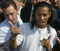 Ha minden igaz, véget ért az átigazolási szappanopera, és Ronaldinho a következô öt évben a Barcelonát erôsíti