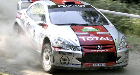 Ifj. Tóth János autója, a legendás Peugeot 307 WRC itt csak porol, nem a gázolajtól füstöl