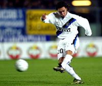 Alvaro Recoba pazar játékkal és egy góllal járult hozzá a továbbra is az élen álló Internazionale hetedik bajnoki gyôzelméhez (Fotó: Reuters/Giampiero Sposito)