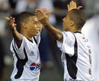 A Corinthians a két gólt szerzô Gil (balra) és a négyet vágó Deivid vezérletével ütötte ki az Atlético MG-t a rájátszás rajtján