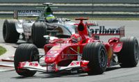 A 2004-es Magyar GP két fôszereplôje közül Michael Schumacher (elöl) az elsô, Baumgartner Zsolt a 15. helyen ért célba a Hungaroringen