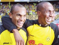 A két brazil mágus közül Ewerthon (balra) a befejezésben, Evanílson pedig az elôkészítésben jeleskedett Brémában