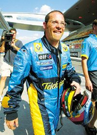 Jacques Villeneuve arca kikerekedett, de jól áll neki a Renault ruhája