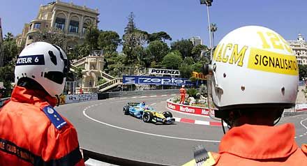 Fernando Alonsót figyelik a pályabírók. Monte-Carlóban nemcsak ők, hanem a nézők is testközelből érezhetik az autók erejét (fotók: Reuters)