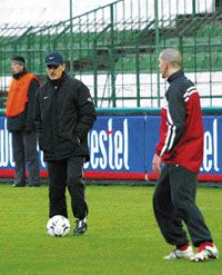 Szentes Lázárnál a labda – a szakember jövôre is a Loki edzéseit vezeti (Fotó: Németh Ferenc) Szentes Lázárnál a labda – a szakember jövôre is a Loki edzéseit vezeti (Fotó: Németh Ferenc)