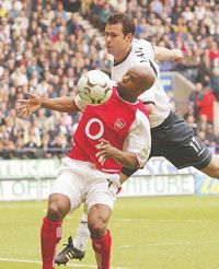 Wiltord (pirosban) hiába szerzett vezetést az Arsenalnak, a Bolton pontot mentett (Fotó: Reuters/Ian Hodgson)