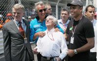 Flavio Briatore Renault-csapatfônök tudja: Bernie Ecclestone-nal (középen) ma még nem árt jóban lenni &#8211; ám könnyen lehet, hogy az üzletember hamarosan elveszíti a hatalmát