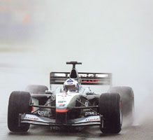 Coulthard tudja: Silverstone-ban gyakran átláthatatlan vízfal hátráltatja a pilótákat