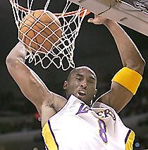 Kobe Bryantet kificamodott hüvelykujja sem zavarta (fotók: Reuters)