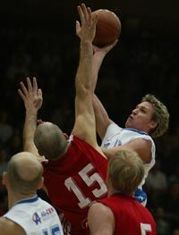 Ha úgy tetszik, a sérült Dzunics házon belül adta át a stafétát: helyére Dénest (világos mezben) hívta be a keretbe Zsoldos kapitány (fotó: Meggyesi Bálint)