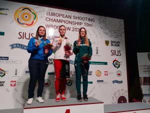 Mészáros Eszter (jobbra), a boldog bronzérmes Forrás: Magyar Sportlövők Szövetsége