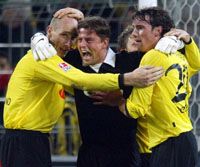 A Koller (balról), Weidenfeller, Malte Metzelder trióból a cseh légiós örül a legkevésbé, holott két góljával ô tette a legtöbbet a sikerért