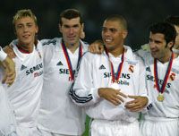 Négyen a jokohamai hôsök közül: a második gólt szerzô Guti (balról), Zinedine Zidane, az elôször beköszönô Ronaldo és Luis Figo