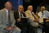 Buzánszky Jenô (balra) a szépre emlékezik, Grosics Gyula a könyvet lapozgatva mereng a döntôrôl, Sándor Károly talán éppen visszaréved a múltba (Fotók: Farkas József)