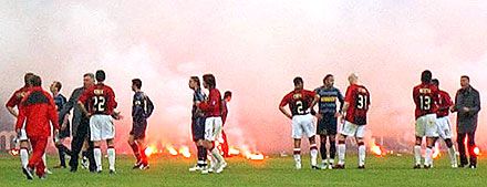 Dida kapus (jobbra) megdobásával kezdôdött az az eseménysorozat, amely füstfelhôbe borította a milánói San Sirót, egyúttal botrányt okozott