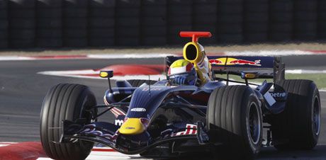 Mark Webber (balra) és David Coulthard bízik benne, hogy a Red Bull-istálló fel tud zárkózni az élcsapatokhoz