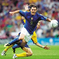 Vieri (9) egyes hírek szerint csapattársával, Buffonnal, mások szerint viszont az újságírókkal veszett össze