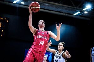 Varga Aliz (pirosban) Forrás: FIBA