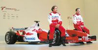 A Toyota 2004-es csapata: a TF 104-esen Cristiano da Matta (balra) és Olivier Panis ül