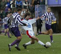 A balassagyarmati Morvay Róbert (fehérben) és csapata a Pécsi MFC ellen készül (Fotó: M. Németh Péter)