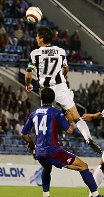 Borbély elfejeli a labdát Djordjevics elől a Partizan Beograd elleni mérkőzésen.