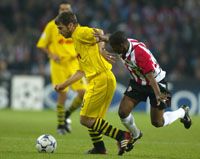 Frings (balra) pazar lövése után a lécen csattant a labda Eindhovenben