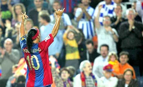 Ronaldinho a közönségnek mutatja gólöröme jelét