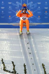 A lengyel Adam Malysz sorozatban harmadszor nyerheti meg a síugró Világkupát (Fotó: Afp)