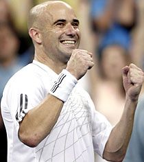 A harmadik szett közepén még úgy t?nt, Andre Agassi az elsô körben búcsúzik. Az amerikai azonban erôt merített a közönség biztatásából